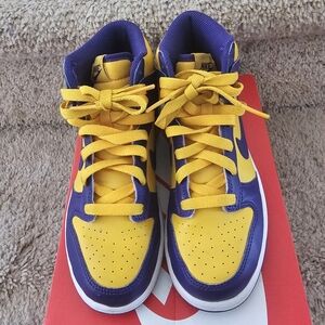 Gently used youth dunks high 2Y university purple and court yellow/gold (Lakers)